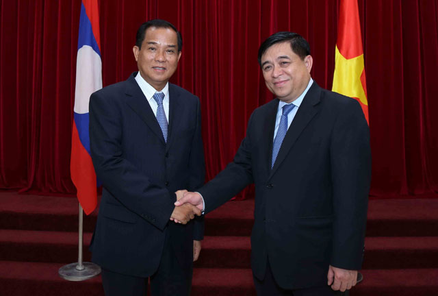 Bộ trưởng Bộ Kế hoạch và Đầu tư Việt Nam Nguyễn Chí Dũng và Bộ trưởng Bộ Kế hoạch và Đầu tư Lào Suphan Keomisay (Ảnh: Đức Trung)