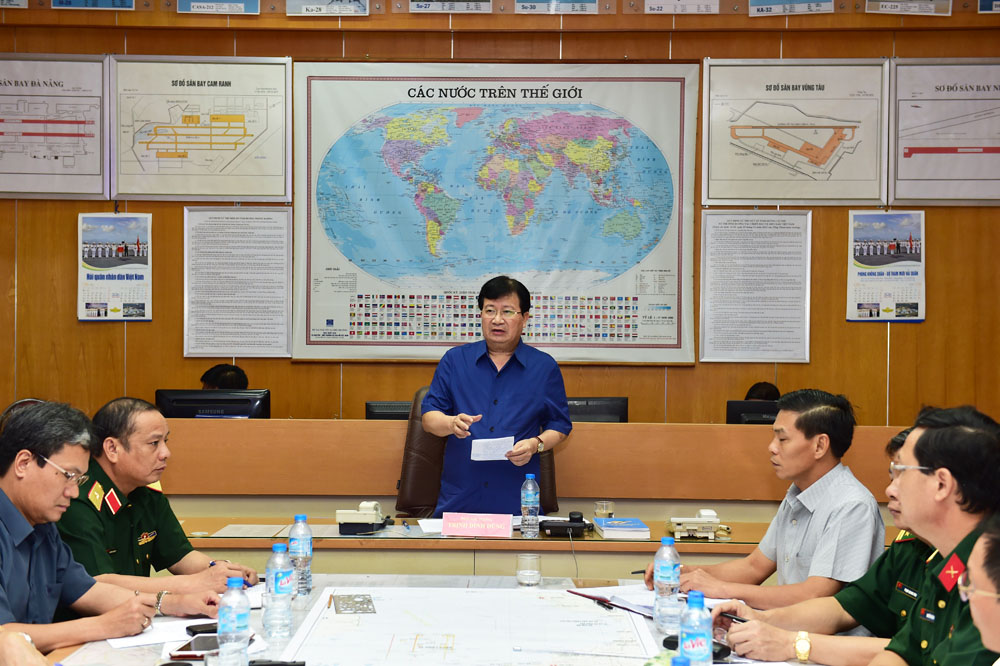 Phó Thủ tướng Trịnh Đình Dũng làm việc với Sở Chỉ huy công tác cứu nạn Bộ Quốc phòng