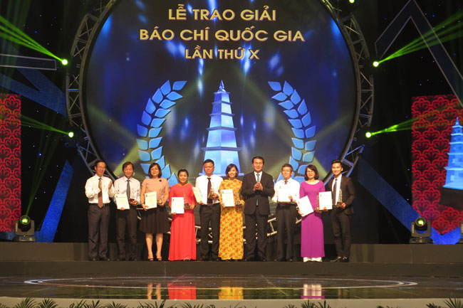 Chủ tịch nước Trần Đại Quang (thứ 4 từ phải sang) và Trưởng ban Tuyên Giáo Trung ương Võ Văn Thưởng (ngoài cùng bên trái) trao Giải A Giải Báo chí quốc gia lần thứ X cho các tác giả (Ảnh: K.T)