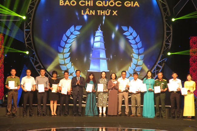 Các tác giả nhận giải B Giải Báo chí Quốc gia lần thứ X - năm 2015 (Ảnh: K.T)