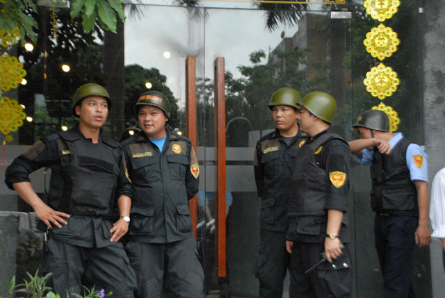 Lực lượng vễ sĩ do Công ty CP Thương mại thuê chốt ở ngay cửa ra vào khách sạn sáng 28/06