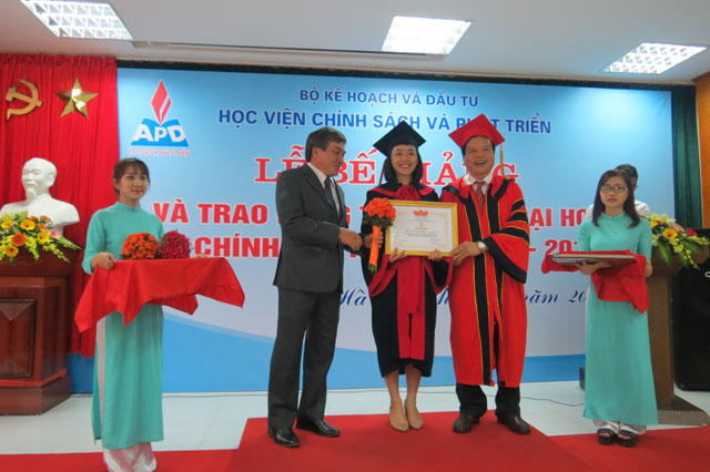 Ông Trịnh Huy Lập, Phó giám đốc Học viện trao bằng tốt nghiệp cho sinh viên xuất sắc