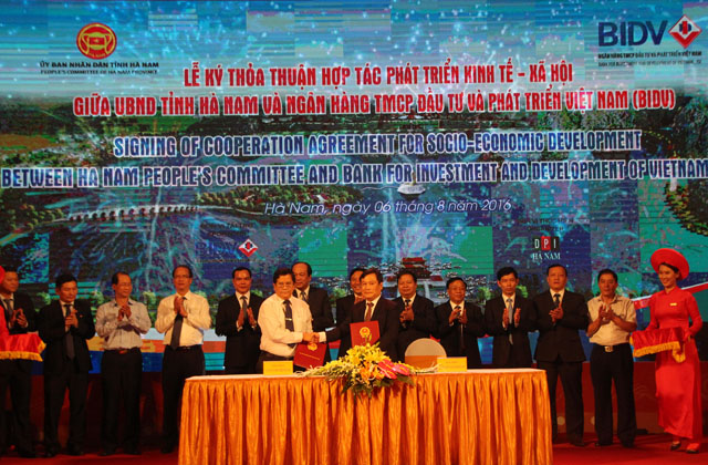 UBND tỉnh Hà Nam và ngân hàng BIDV ký kết thỏa thuận hợp tác phát triển kinh tế - xã hội giai đoạn 2016 - 2020 (Ảnh: Mạnh Tùng)