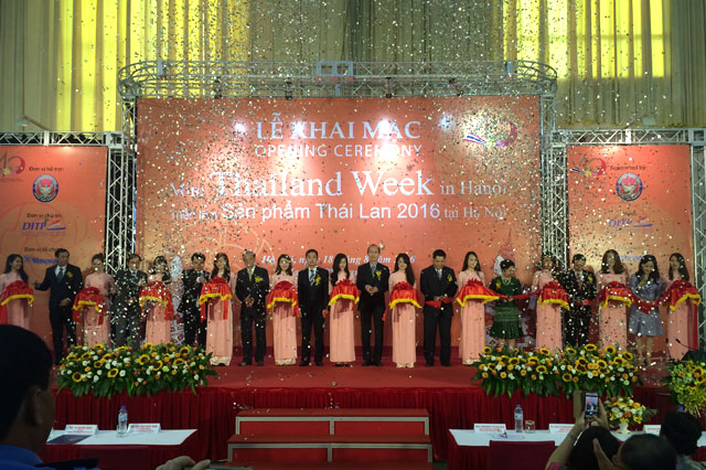 Lãnh đạo Thái Lan và Việt Nam cắt băng khai mạc Triển lãm Tuần lễ Sản phẩm Thái Lan 2016 (Ảnh: K.T)