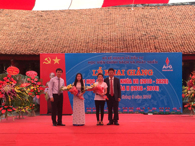 PGS.TS Đào Văn Hùng và ông Nguyễn Thế Ngân trao bằng khen và phần thưởng cho Thủ khoa và Á khoa đầu vào của Học viện