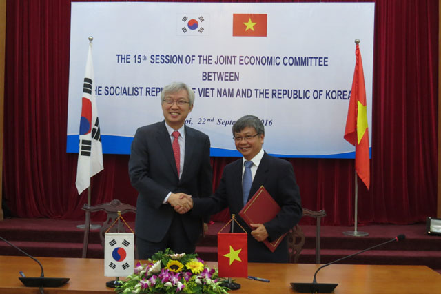 Thứ trưởng Bộ Ngoại giao Hàn Quốc Lee Tae-ho và Thứ trưởng Bộ Kế hoạch và Đầu tư Nguyễn Thế Phương ký biên bản ghi nhớ tại Kỳ họp (Ảnh: K.T)