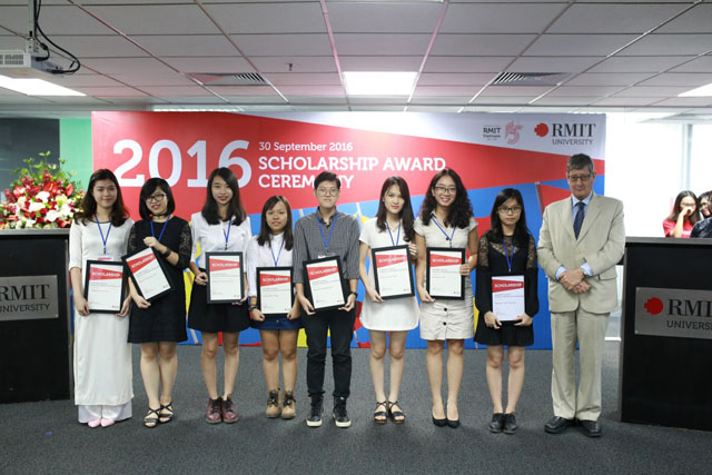 Các sinh viên nhận học bổng của RMIT Việt Nam năm 2016