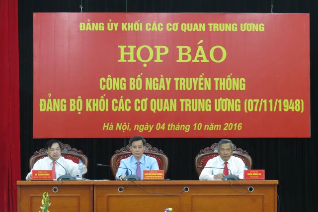 Ông Nguyễn Quang Dương (ngồi giữa) khẳng định việc công nhận Ngày truyền thống của Đảng bộ Khối các cơ quan Trung ương là niềm vinh dự, tự hào với đội ngũ 65.000 cán bộ, Đảng viên trong Đảng bộ Khối