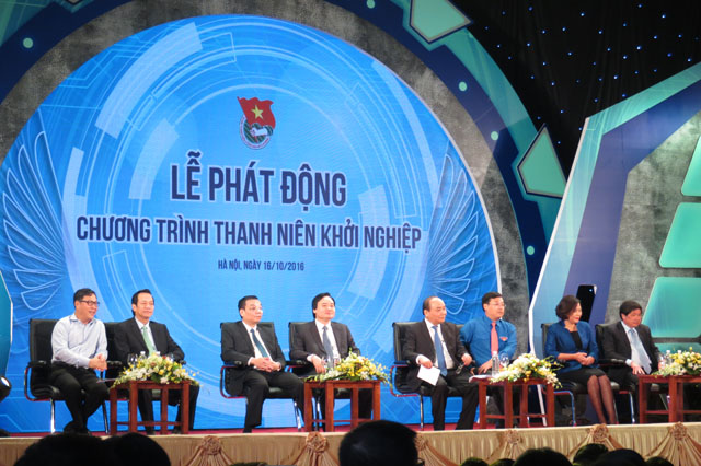 Thủ tướng Nguyễn Xuân Phúc cùng các lãnh đạo Chính phủ đã trực tiếp lắng nghe và trả lời các câu hỏi về khởi nghiệp của các start-up, sinh viên
