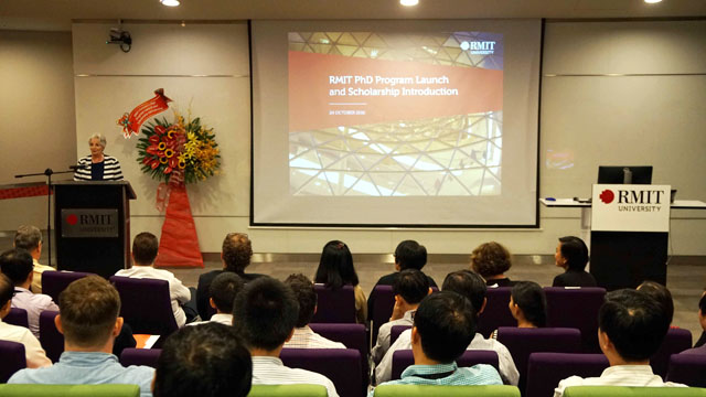 Giáo sư McDonald, Hiệu trưởng Đại học RMIT Việt Nam cho biết trường sẽ dành 2 suất học bổng Tiến sĩ toàn phần cho phái nữ