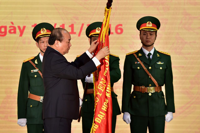 Thủ tướng Nguyễn Xuân Phúc đã trao Huân chương Lao động hạng Nhất lần thứ hai cho Đại học kinh tế Quốc dân