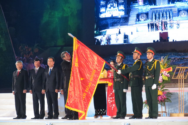 Thường trực Ban Bí thư Đinh Thế Huynh trao Huân chương Độc lập hạng Nhất cho tỉnh Hòa Bình