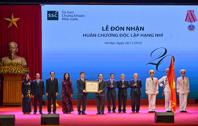 Thủ tướng Nguyễn Xuân Phúc trao Huân chương Độc lập hạng Nhì cho UBCKNN