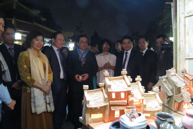 Lãnh đạo TP Hà Nội thăm các gian hàng trưng bày của Triển lãm “Mỗi làng một sản phẩm 2016 - OVOP Việt Nam”
