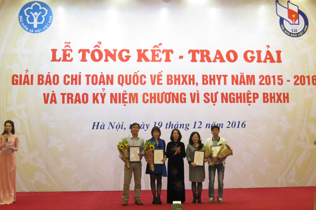 Trưởng Ban Dân vận Trung ương Trương Thị Mai trao Giải A cho các tác giả đoạt giải