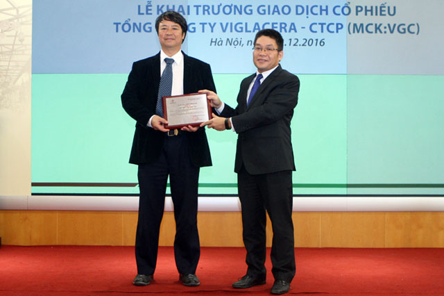 Ông Nguyễn Thành Long trao giấy chứng nhận niêm yết cổ phiếu VGC cho ông Luyện Công Minh