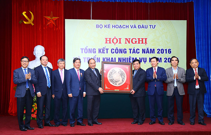 Thủ tướng Nguyễn Xuân Phúc trao quà lưu niệm cho Bộ Kế hoạch và Đầu tư (Ảnh: Dũng Minh)