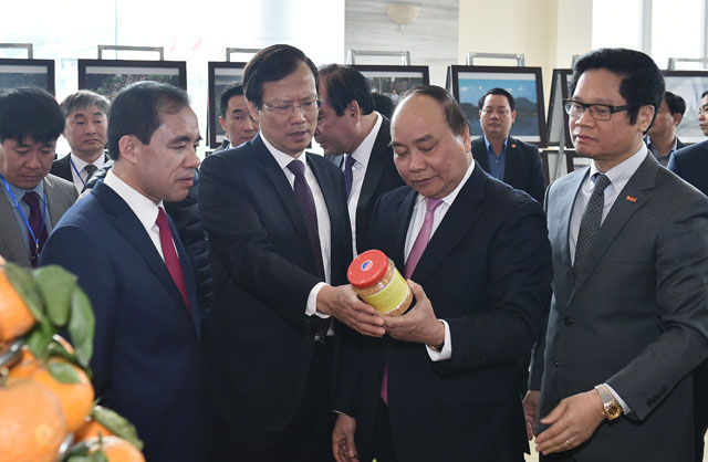 Thủ tướng tham quan sản phẩm nông sản của tỉnh Tuyên Quang