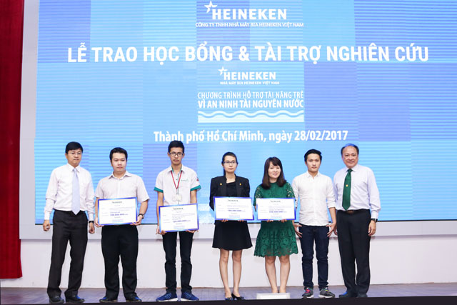 Ông Lê Quý Đôn Giám Đốc Nhân Sự Cấp Cao HEINEKEN Việt Nam đại diện trao chứng nhận tài trợ cho 4 đề tài nghiên cứu của Chương trình Hỗ trợ Tài Năng Trẻ “Vì An Ninh Tài Nguyên Nước” năm 2016 – 2017 với tổng trị giá là 420.000.000 đồng