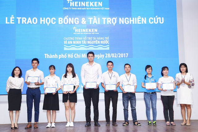 Bà Lê Thị Ngọc Mỹ (bìa trái) - Giám đốc bộ phận phát triển bền vững của  HEINEKEN Việt Nam trao học bổng của chương trình “Vì An Ninh Tài nguyên Nước” 2016 – 2017 cho các bạn Sinh viên
