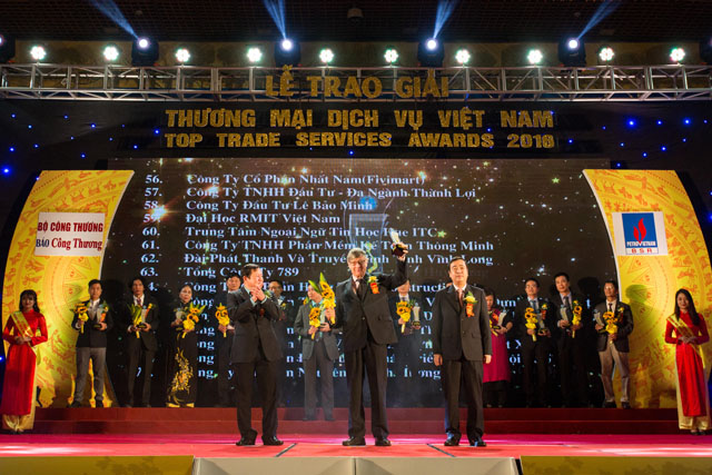 Đại diện Đại học RMIT Việt Nam nhận giải thưởng Doanh nghiệp Thương mại Dịch vụ năm 2016