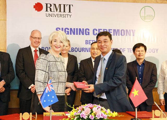 Hiệu trưởng Đại học RMIT Việt Nam và Phó Giám đốc Đại học Quốc gia Hà Nội ký kết biên bản ghi nhớ