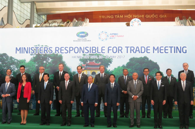 Thủ tướng Nguyễn Xuân Phúc chụp ảnh cùng Bộ trưởng phụ trách thương mại các nền kinh tế thành viên APEC (Ảnh: K.T)