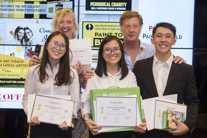 Nhóm các bạn sinh viên RMIT Việt Nam nhận giải Nhì và giải đặc biệt của cuộc thi