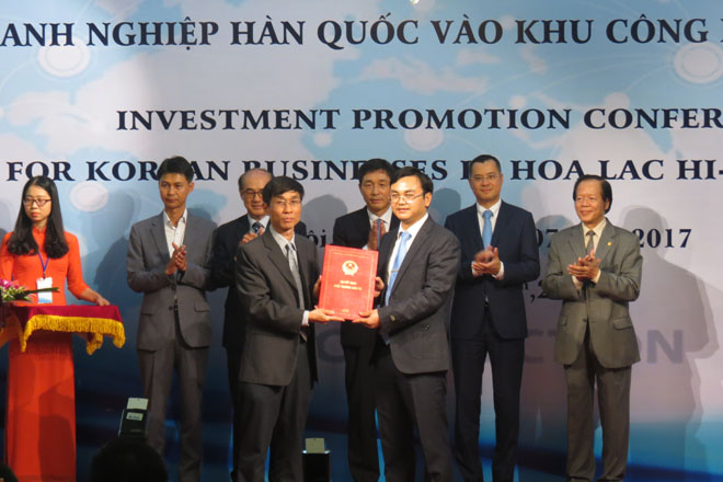 Ông Nguyễn Trung Quỳnh trao chứng nhận đầu tư cho đại diện CTCP Dược mỹ phẩm CVI (Ảnh: K.T)