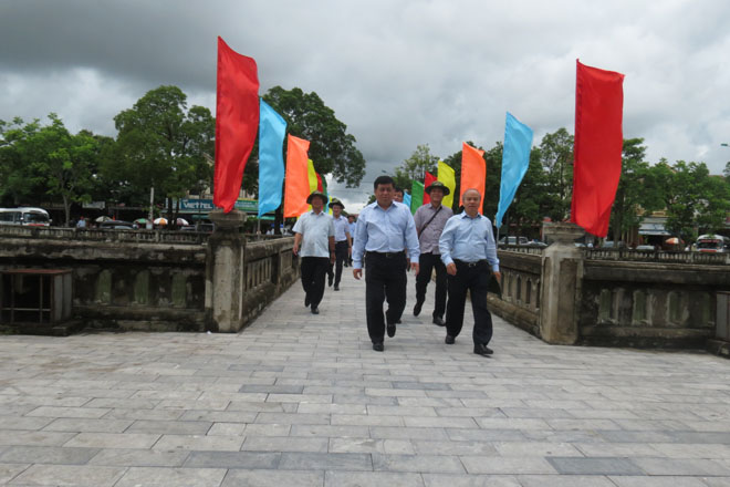 Bộ trưởng Bộ Kế hoạch và Đầu tư Nguyễn Chí Dũng dẫn đầu Đoàn công tác thăm Thành Cổ Quảng Trị (Ảnh: K.T)
