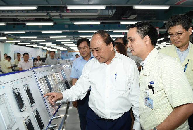 Thủ tướng tham quan khu nghiên cứu và phát triển của nhà máy Samsung