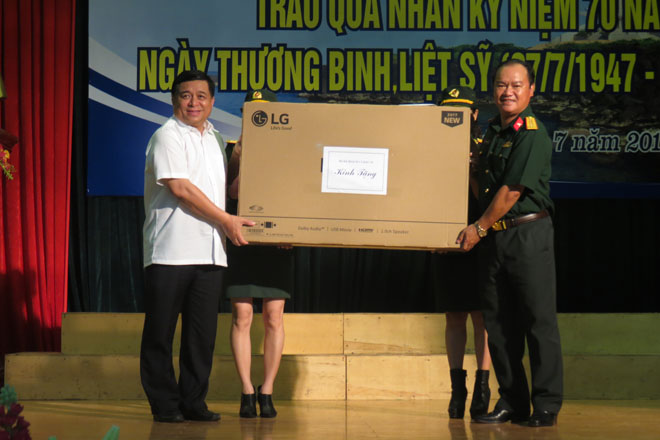 Bộ trưởng Nguyễn Chí Dũng trao tặng phần quà gồm 25 tivi và 50 triệu đồng cho 