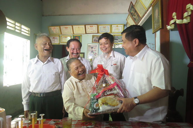 Bộ trưởng Nguyễn Chí Dũng thăm và tặng quà cho gia đình bà Hồ Thị Giờ (Gia đình có công CM), thị trấn Khe Sanh, huyện Hướng Hóa (Ảnh: K.T)