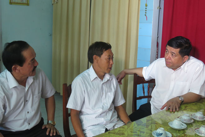 Bộ trưởng Nguyễn Chí Dũng thăm và tặng quà cho gia đình thương binh Nguyễn Đăng Sánh tại thị trấn Khe Sanh, huyện Hướng Hóa (Ảnh: K.T)