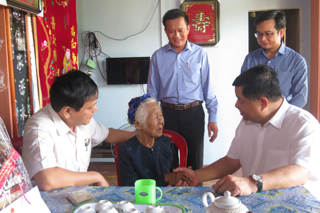 Bộ trưởng Nguyễn Chí Dũng thăm hỏi và tặng quà mẹ Trần Thị Con (Gio Quang, Gio Linh). Mẹ có chồng và 2 con là liệt sỹ và đang sống một mình. (Ảnh: K.T)