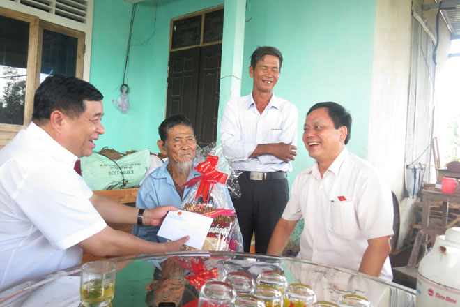 Bộ trưởng Nguyễn Chí Dũng thăm, tặng quà cho gia đình Liệt sỹ Hoàng Văn Quán và Liệt sỹ Hoàng Văn Sưng (Ảnh: K.T)