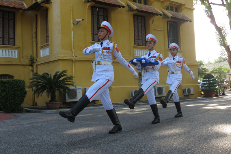 Đội tiêu binh mang lá cờ ASEAN tiến vào khu vực làm lễ