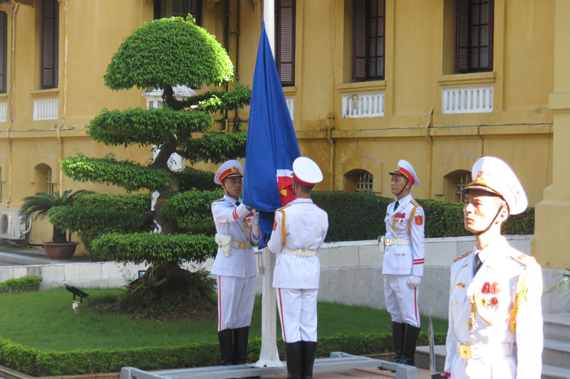 Đội tiêu binh thực hiện nghi lễ thượng cờ ASEAN