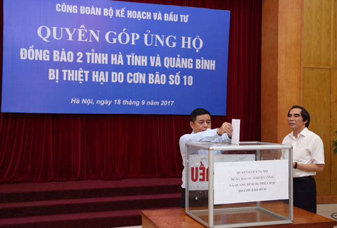 Bộ trưởng Nguyễn Chí Dũng cùng Thứ trưởng Nguyễn Văn Trung quyên góp ủng hộ đồng bào tại 2 tỉnh Hà Tĩnh và Quảng Bình (Ảnh: Đức Trung)