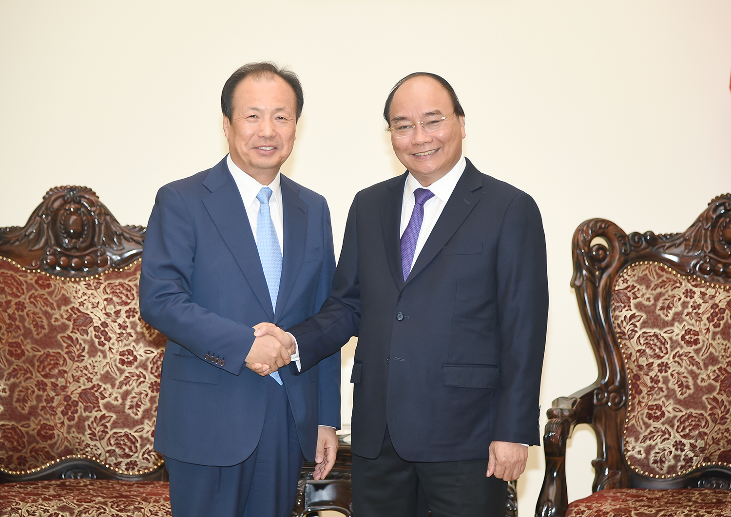 Thủ tướng Nguyễn Xuân Phúc và ông Shin Jong Kyun, Tổng Giám đốc Công ty Samsung Electronics Hàn Quốc