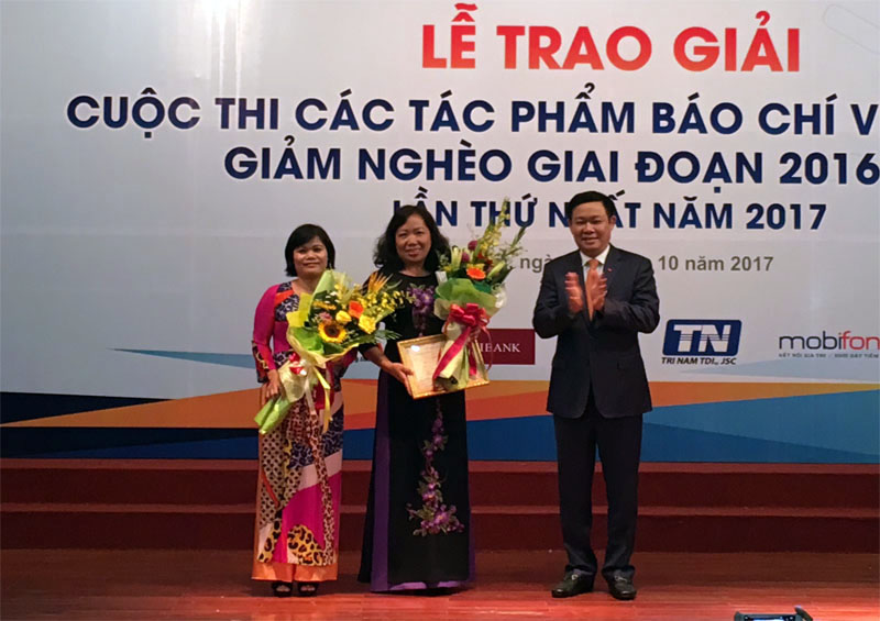 Phó Thủ tướng Vương Đình Huệ trao giải cho nhóm tác giả đạt giải A