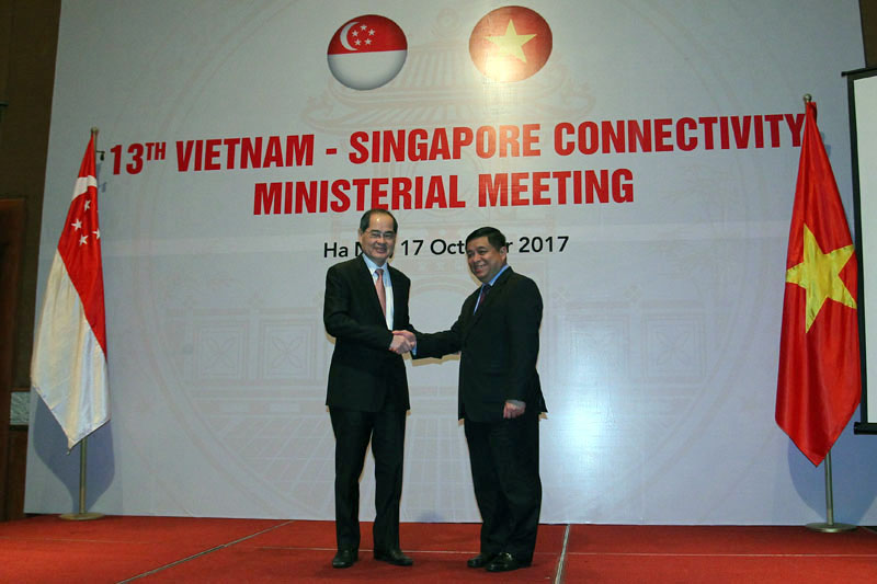 Hai Bộ trưởng bắt tay chào mừng sự thành công của Hội nghị (Ảnh: Chí Cường)