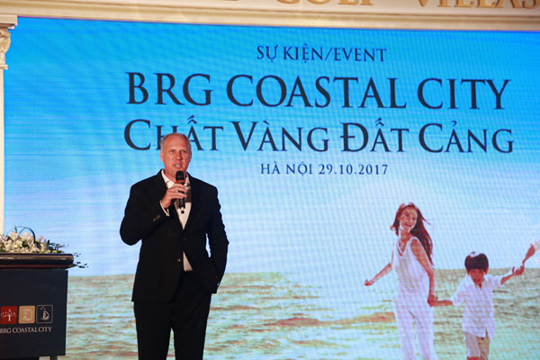 Ông Mark Reeves, Giám đốc khối Kinh doanh Gôn Tập đoàn BRG cho biết, khách hàng sở hữu biệt thự nghỉ dưỡng BRG Coastal City sẽ được tặng thẻ hội viên tại hệ thống sân Golf BRG