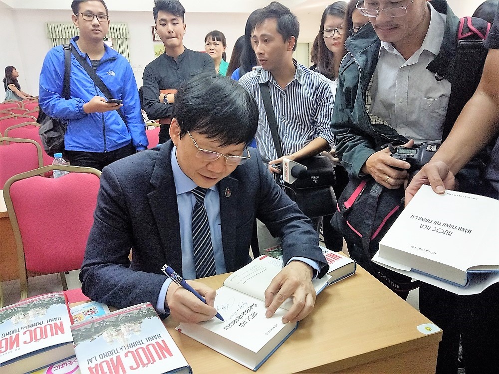 Nhà báo Hồ Quang Lợi ký tặng sách cho độc giả