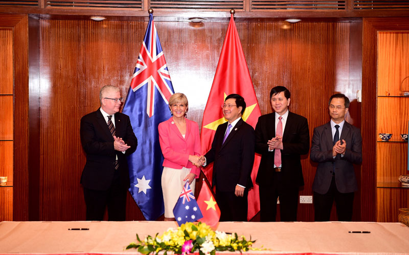 Bộ trưởng Ngoại giao Australia, bà Julie Bishop gặp Phó Thủ tướng, Bộ trưởng Ngoại giao Phạm Bình Minh tại Lễ khởi động chương trình Aus4Equality