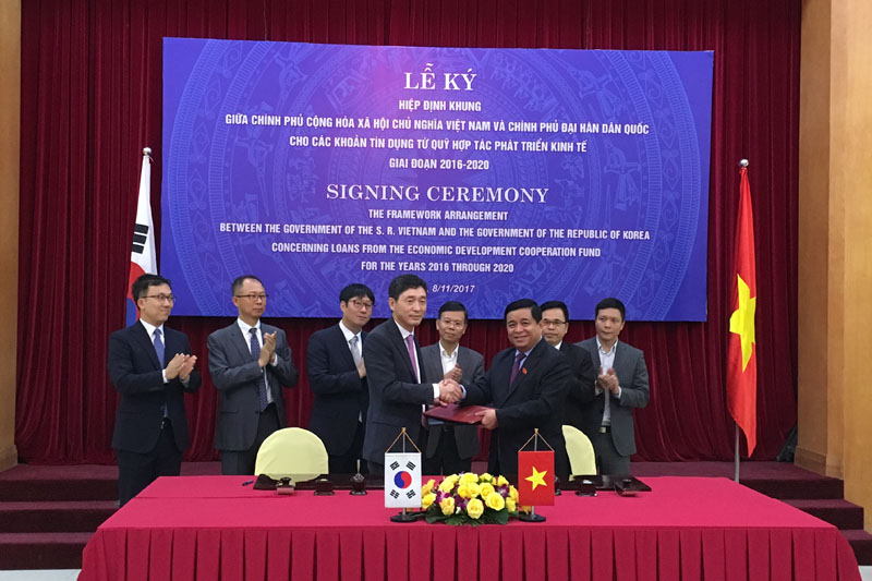 Bộ trưởng Nguyễn Chí Dũng và Đại sứ Lee Hyuk trao biên bản ký kết Hiệp định khung 2016 - 2020
