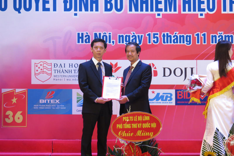 Trao quyết định bổ nhiệm chức danh Phó Hiệu trưởng cho PGS-TS. Nguyễn Mạnh Tuân