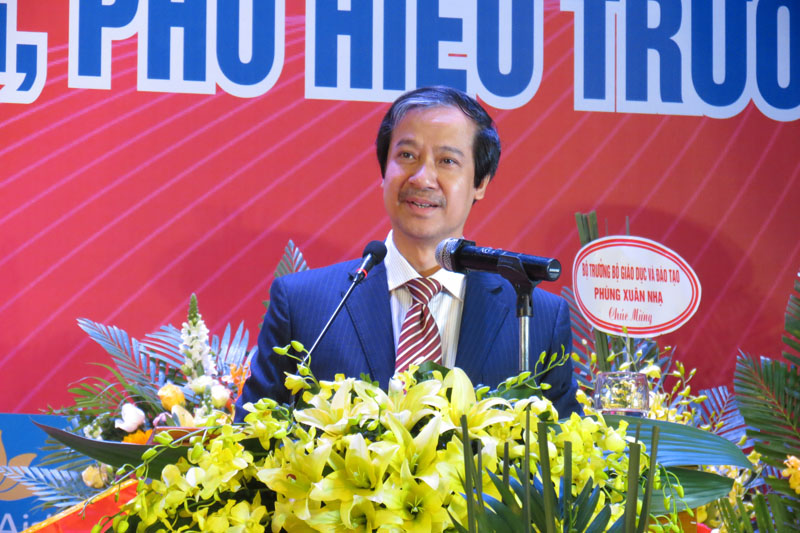 PGS. Nguyễn Kim Sơn, Giám đốc Đại học Quốc gia Hà Nội phát biểu giao nhiệm vụ cho Hiệu trưởng Đại học kinh tế