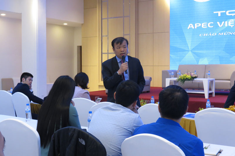 Ông Nguyễn Hoa Cương trao đổi về kết quả Hội nghị APEC 2017 về nâng cao năng lực cạnh tranh, hỗ trợ DNNVV trong kỷ nguyên số