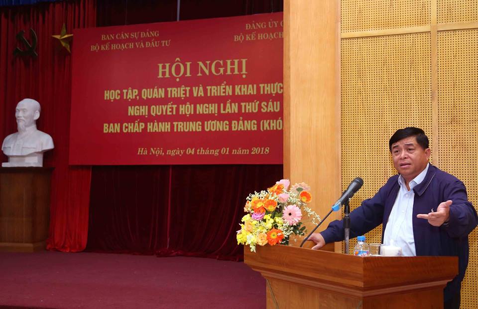 Bộ trưởng Nguyễn Chí Dũng trao đổi về Nghị quyết số 18-NQ/TW (Ảnh: Đức Trung)